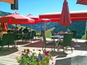 Terrasse du restaurant face au Vor&egrave;s